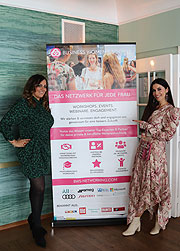 Gastgeberin Saina Bayatpour (li.), Jeannette Graf @ Business Women’s Society Ladies’ Lunch „10@1” im Clubhaus Bachmair Weissach in Tegernsee am 16. Oktober 2020 (©Foto: Copyright "Dana Wedowski/PW&BWS GmbH")